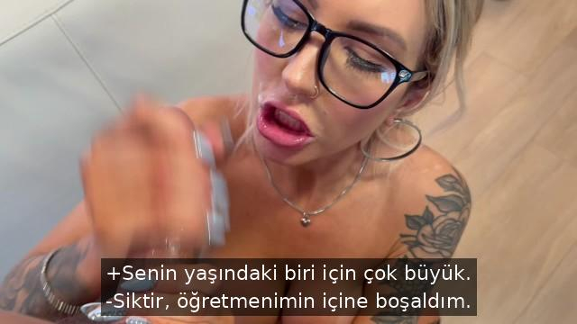 Seks Düşkünü Öğretmen Derse Odaklanmayan Genç Öğrencisinin Dikkatini Sikişerek Topluyor