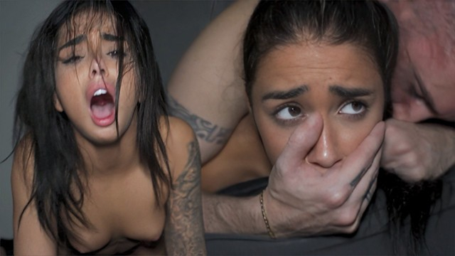 Sikiş Bağımlısı Ateşli Esmer Yatağına Aldığı İki Erkeğin Arasında Kendinden Geçti